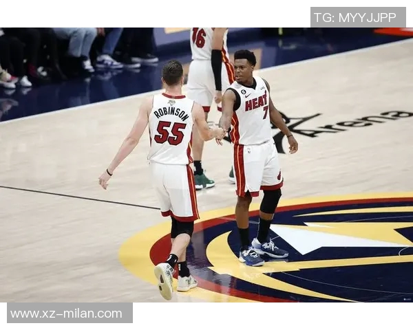 卡梅隆托马斯半场表现抢眼10投6中贡献18分3篮板6助攻1抢断