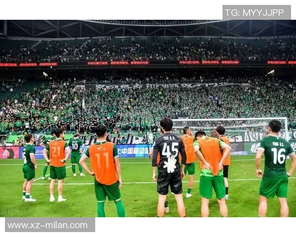 老友重聚亚泰主帅苏亚雷斯与国安队工作人员深情相拥展现友谊之情 老友重聚亚泰主帅苏亚雷斯与国安队工作人员深情相拥展现友谊之情